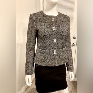 Michael Kors. size -6P. Tweed wool jacket. metal fittings in white and black.